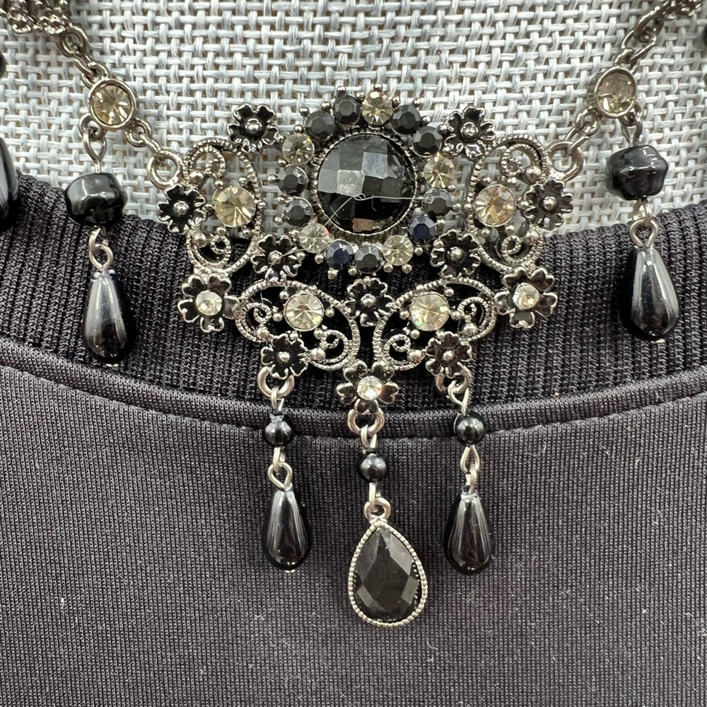 VCLM black bead and rhinestones necklace with matching earrings - Picture 11 of 11